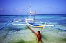 Filippine_trimarano e ragazzino a Boracay