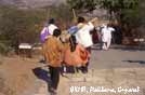 INDIA, portaori e pellegrini a lla montagna jainista di Palitana, Gujarat