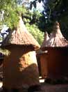 Burkina Faso, tipici granai in fango e foglie secche di palma