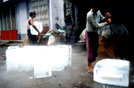 Birmania, rifornimento di ghiaccio a Yangon