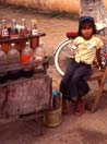 CAMBOGIA, rivendita di benzina, a Phnom Pehn nei tempi bui