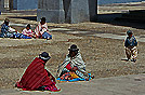 gente boliviana che si riscalda al sole
